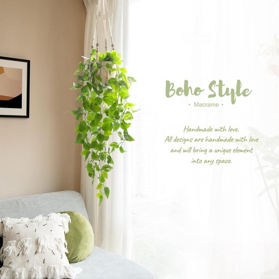 Boho stijl macrame plantenhanger met volle groene nep ranken, hangend in een woonkamer.