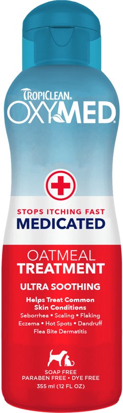Een fles TropiClean OxyMed Oatmeal Treatment op een zwarte achtergrond.