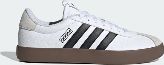 Wit leren Adidas VL Court 3.0 sneakers met bruine zool, zwarte strepen en Adidas logo.
