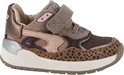 Bruine sneaker met panterprint, roze accenten en klittenbandsluiting. Met mesh en suède details.