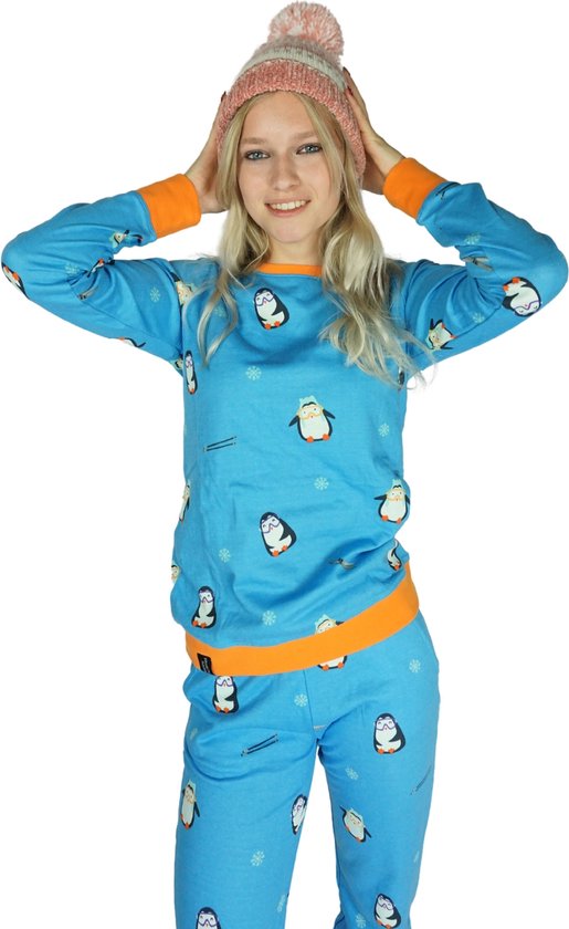 Model met roze muts in blauw pyjamapak met pinguïnprint en oranje boorden.