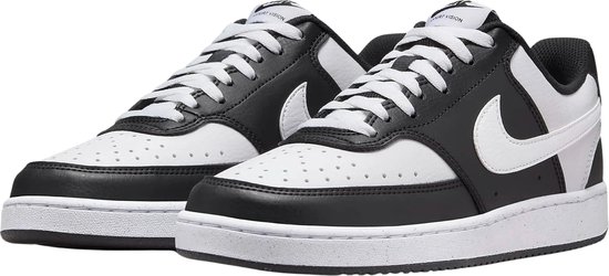 Zwarte en witte Nike sneakers met witte veters. De zijkant heeft een witte swoosh.