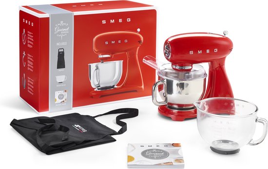 Rode SMEG keukenmachine in Gourmet Edition met accessoires: schort, maatbeker, en handleiding.