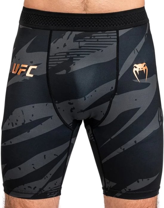 Zwarte MMA shorts met grijs camouflagepatroon, UFC en Venum logo's.