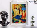 Ingelijst schilderij met twee vrouwen, een blauwe kat en fruit op een tafel.