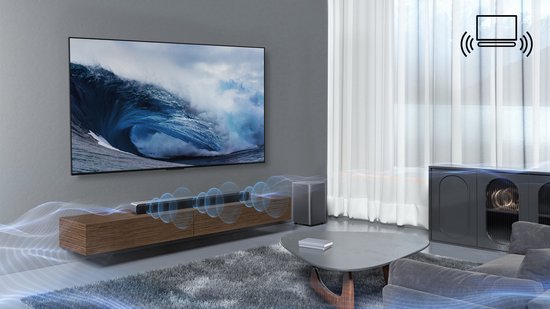 Zwarte soundbar en subwoofer in een woonkamer, met visualisatie van geluidsgolven en een laptop.