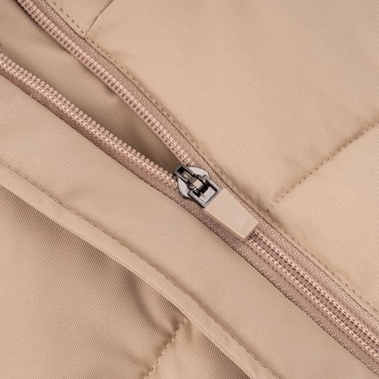 Detail van beige hondenjas met rits en beige trekker.