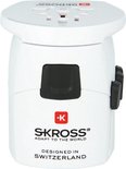 Witte SKROSS reisadapter, compact design, met zwarte accenten, 'DESIGNED IN SWITZERLAND'.