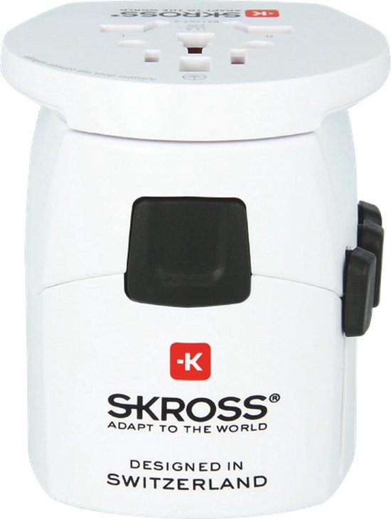 Witte SKROSS reisadapter, compact design, met zwarte accenten, 'DESIGNED IN SWITZERLAND'.