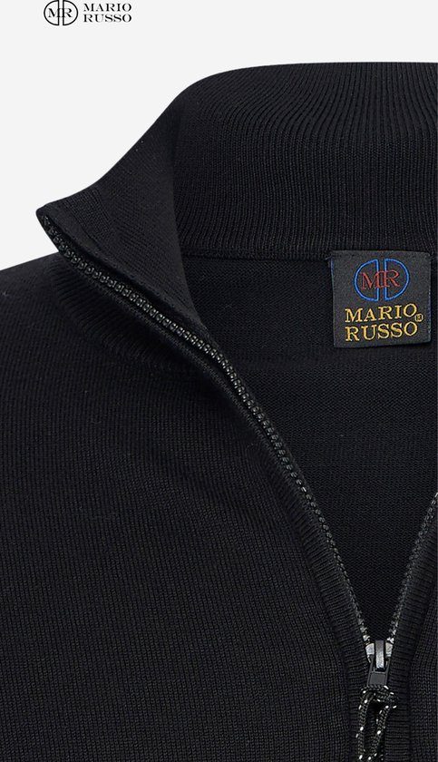 Label van Mario Russo op de kraag van de zwarte trui.