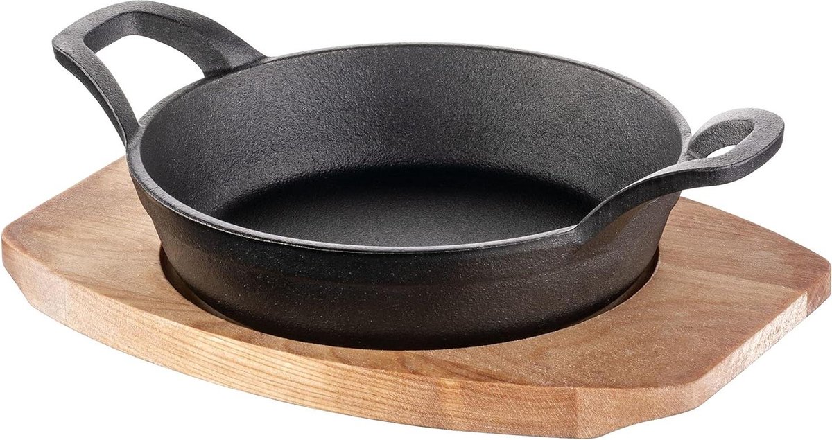 Mini gietijzeren pan met handgrepen op houten plank - kleine braadpan grillpan - diameter 16 cm