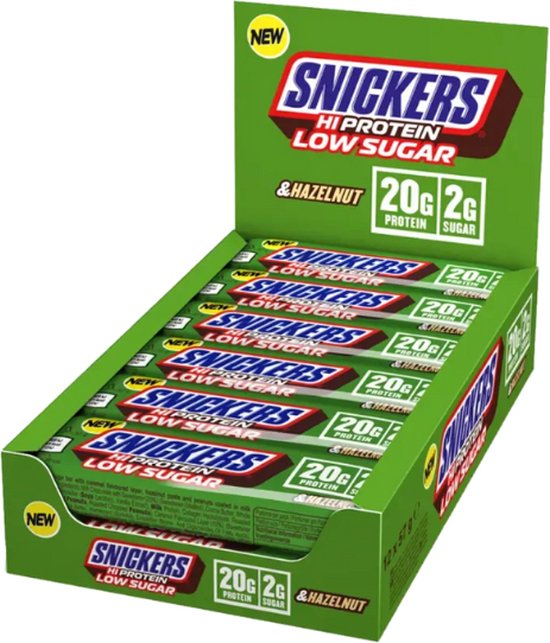 Displaydoos met 12 Snickers Hi-Protein Low Sugar Hazelnut eiwitrepen. Groene verpakking met 20g eiwit.