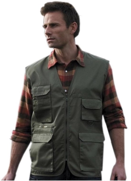 Man met geruite blouse draagt een olijfgroene bodywarmer met rits en vier opgestikte zakken.