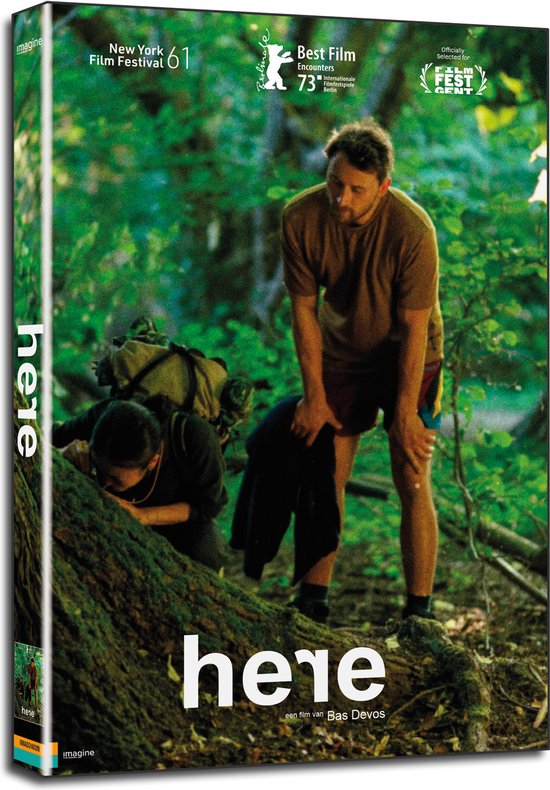 DVD-hoes met een man in een bruine trui in een bos. Tekst: 'here'.