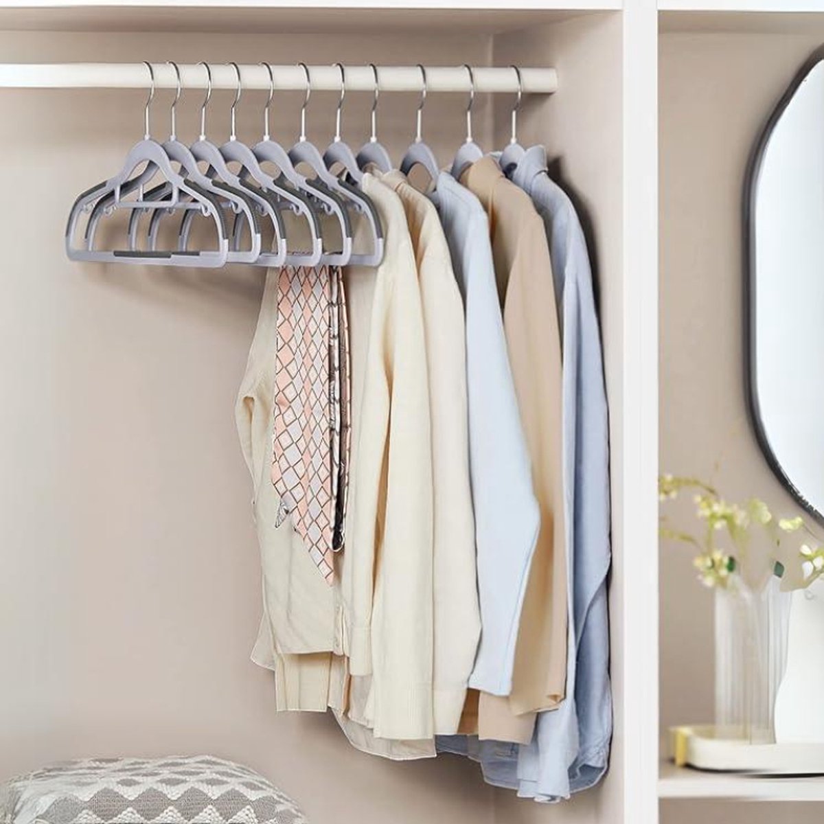 Set Van 50 Ruimtebesparende Kunststof Kleerhangers – Antislip Design - 0.6 Cm Dik - 360° Draaibare Haak - 42 Cm Breed – Elegant Grijs Met Uitstekend Draagvermogen