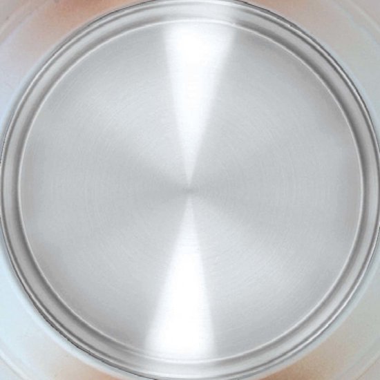Bodem van een waterkoker met een geborsteld metalen oppervlak.
