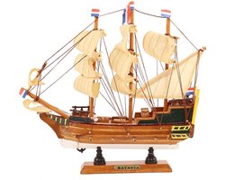 Decoratie model zeiljacht/zeilboot driemaster - 24 x 24 cm - miniatuur boot/boten - de Batavia