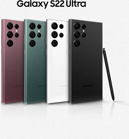 Vier Galaxy S22 Ultra smartphones in bordeaux, groen, wit en zwart op een witte ondergrond met een S-Pen.