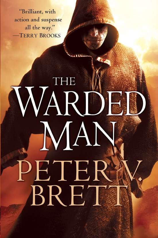 Boekomslag van "The Warded Man" van Peter Brett, met een figuur in een kap met een gemaskerd gezicht.