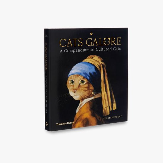 Boekomslag 'Cats Galore' met een kat die 'Meisje met de parel' naspeelt, met gele tekst.