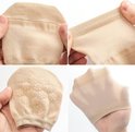 Beige no-show sokken met anti-slip zool, gladde teennaad en mesh textuur.