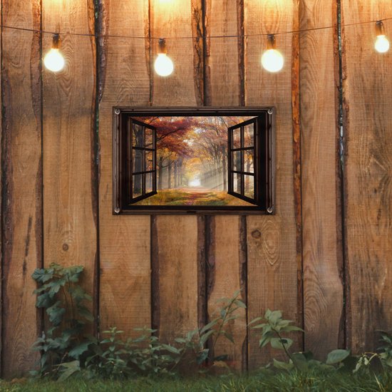 Une fenêtre ouverte dans une clôture en bois montre une forêt d'automne ensoleillée avec des feuilles oranges et rouges.