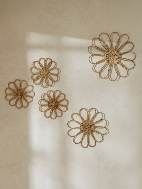 Cinq décorations murales en rotin en forme de fleurs de différentes tailles, avec un centre tressé et dix pétales ouverts.
