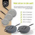 Grijze koekenpannen en een wokpan met zwarte handvatten, gestapeld en naast elkaar. "Wat zit er in de set?" en lijst met formaten.