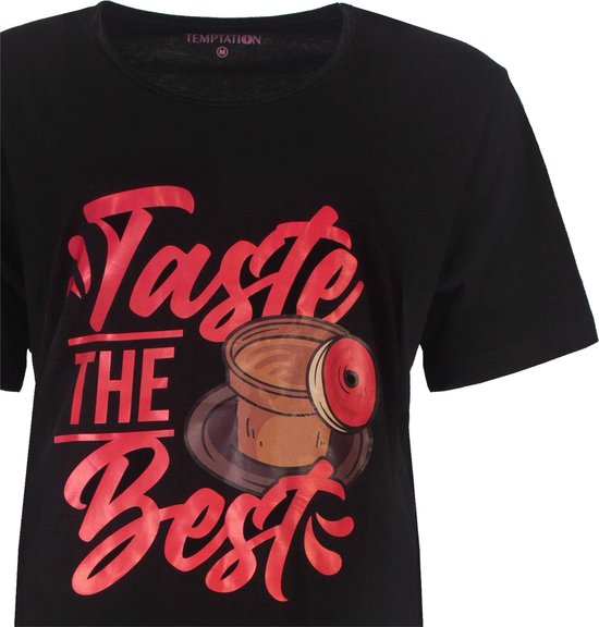 Zwart nachthemd met rode tekst 'Taste THE Best' en een afbeelding van een donut met een kopje koffie.