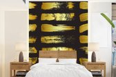 Behang - Fotobehang Gouden strepen op een zwarte achtergrond - Breedte 160 cm x hoogte 220 cm