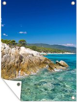 Tuinposter - Strand - Stenen - Zee - Water - Bomen - 60x80 cm - Schuttingposter - Wanddecoratie - Tuindecoratie - Tuin - Tuindoek - Buitenposter