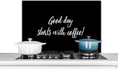 Spatscherm keuken 80x55 cm - Kookplaat achterwand Quotes - Good day starts with coffee! - Spreuken - Koffie - Muurbeschermer - Spatwand fornuis - Hoogwaardig aluminium