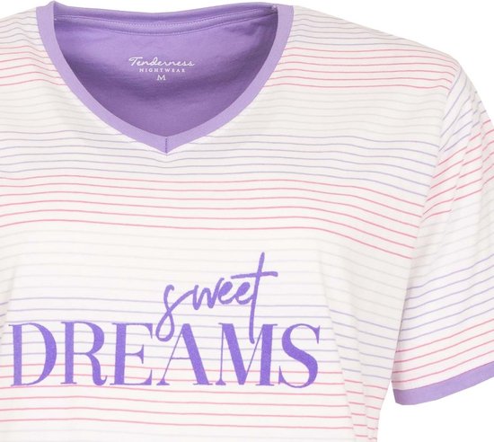 Paarse halslijn van pyjamashirt met streepjes in roze en lila. Tekst 'sweet DREAMS' op het shirt.