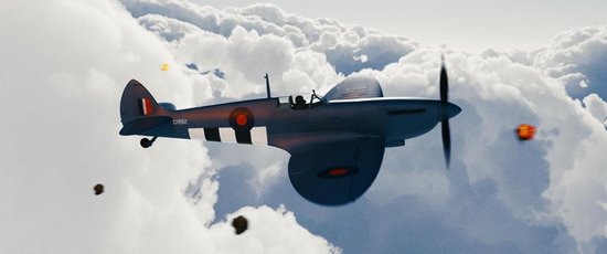 Donkerblauw Spitfire vliegtuig met rode en witte cirkels, vliegend door wolken, met explosies op de achtergrond.