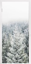 Deursticker Bos - Sneeuw - Winter - Seizoenen - Dennenboom - 85x205 cm - Deurposter