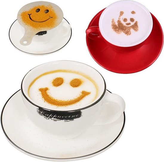Drie koffies met opgeschuimde melk: één met smiley-stencil, één met panda-afbeelding, één met volledige smiley.