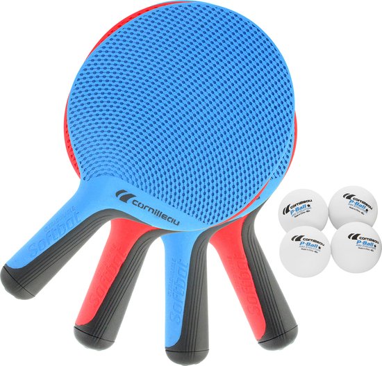 Drie Cornilleau Softbat Quattro tafeltennisbatten, twee rood en één blauw, met vier witte ballen.