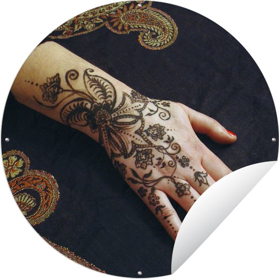 Tuincirkel Henna tatoeage op een vrouwenhand - 60x60 cm - Ronde Tuinposter - Buiten
