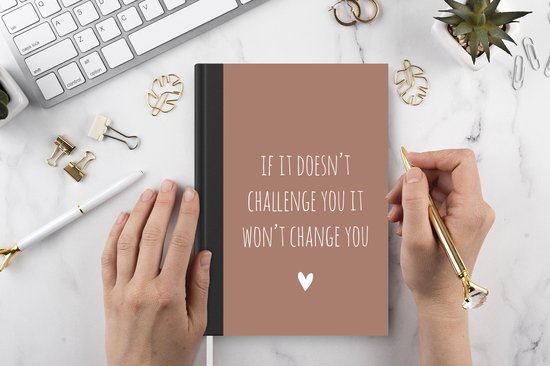 Notitieboek - Schrijfboek - Engelse quote "If it doesn't challenge you it won't change you" op een bruine achtergrond - Notitieboekje klein - A5 formaat - Schrijfblok