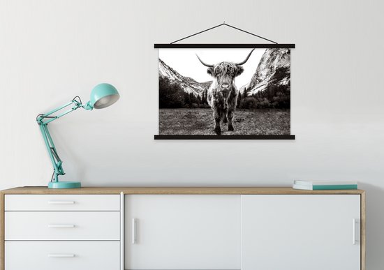 Posterhanger incl. Poster 90x60 cm - Schoolplaat - Berg - Zwart - Wit - Schotse Hooglander - Textielposter - Zwarte latten