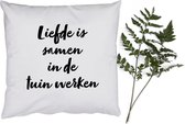 Sierkussens - Kussentjes Woonkamer - 60x60 cm - Liefde is samen in de tuin werken - Tekst - Quotes - Liefde - Tuinieren