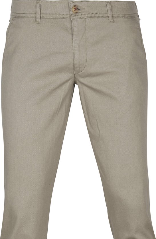 Voorzijde van een kaki chino met een gulp en bruine knoopsluiting.