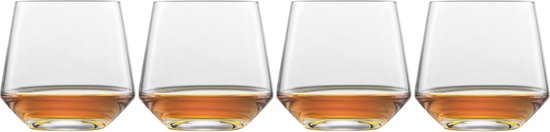 Quatre verres à whisky en cristal remplis d'une boisson ambrée, de forme large et effilée avec un fond épais.
