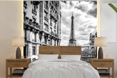 Behang - Fotobehang Vierkante zwart-wit foto van de Eiffeltoren in Parijs - zwart wit - Breedte 240 cm x hoogte 240 cm