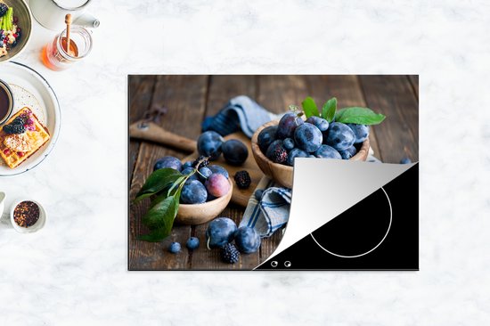 KitchenYeah® Inductie beschermer 81x52 cm - Kleurrijke vertoning van pruimen in houten kom - Kookplaataccessoires - Afdekplaat voor kookplaat - Inductiebeschermer - Inductiemat - Inductieplaat mat