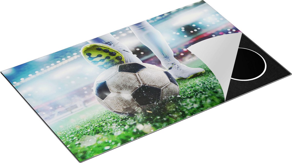 Chefcare Inductie Beschermer Voetbalspeler met de Bal in het Stadion - 85x50 cm - Afdekplaat Inductie - Kookplaat Beschermer - Inductie Mat