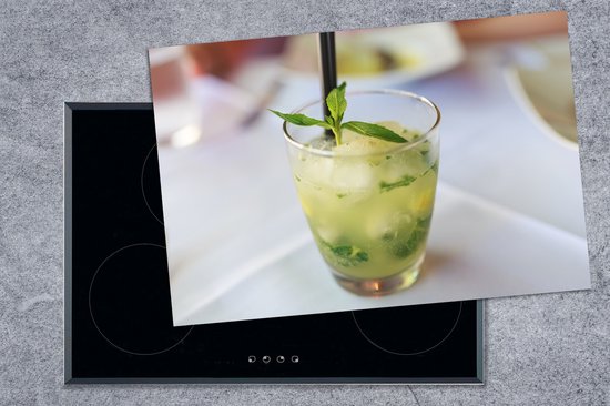 KitchenYeah® Inductie beschermer 76x51.5 cm - Overheerlijke Mojito in een rond glas - Kookplaataccessoires - Afdekplaat voor kookplaat - Inductiebeschermer - Inductiemat - Inductieplaat mat