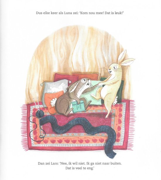 Twee konijnen, Lars en Luna, zitten op een bankje met kussens en een deken. Lars leest een boekje, Luna kijkt hem aan.