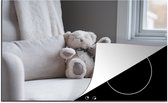 KitchenYeah® Inductie beschermer 78x52 cm - Teddybeer op een stoel - Kookplaataccessoires - Afdekplaat voor kookplaat - Inductiebeschermer - Inductiemat - Inductieplaat mat