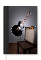 Notitieboek - Schrijfboek - Een zwevende elektrische gitaar - Notitieboekje klein - A5 formaat - Schrijfblok